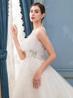 Vestidos de novia de tul con cuentas y corte en A, sin mangas, hasta el suelo y con cola larga 
