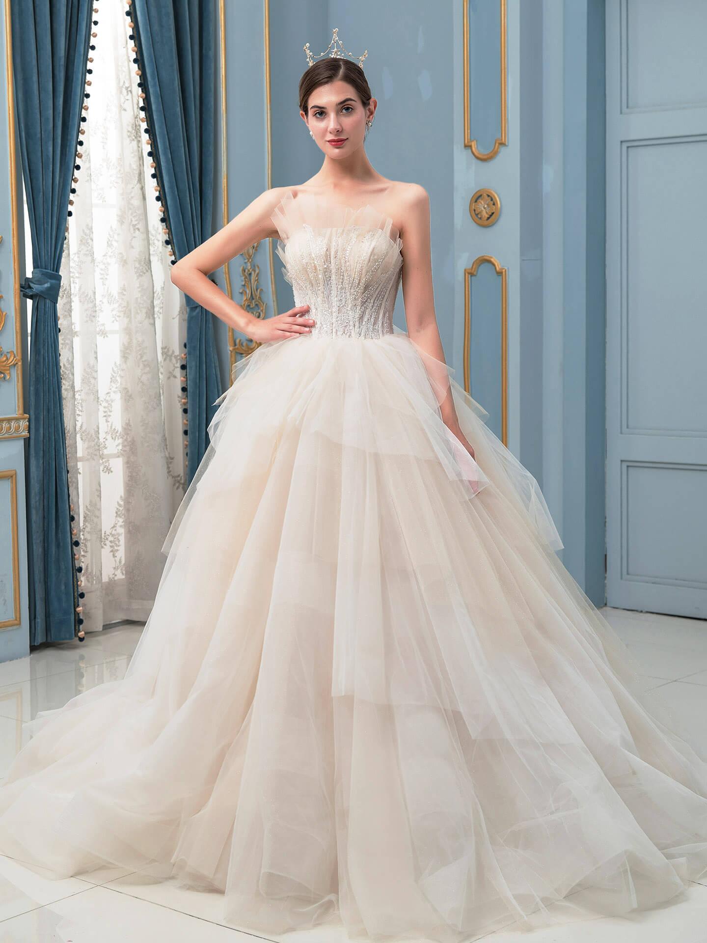 Vestidos de novia de tul con cuentas y corte en A, sin mangas, largo hasta el suelo y con cola 