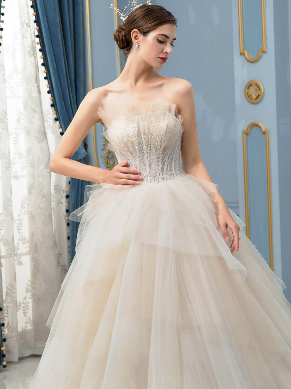 Vestidos de novia de tul con cuentas y corte en A, sin mangas, largo hasta el suelo y con cola 