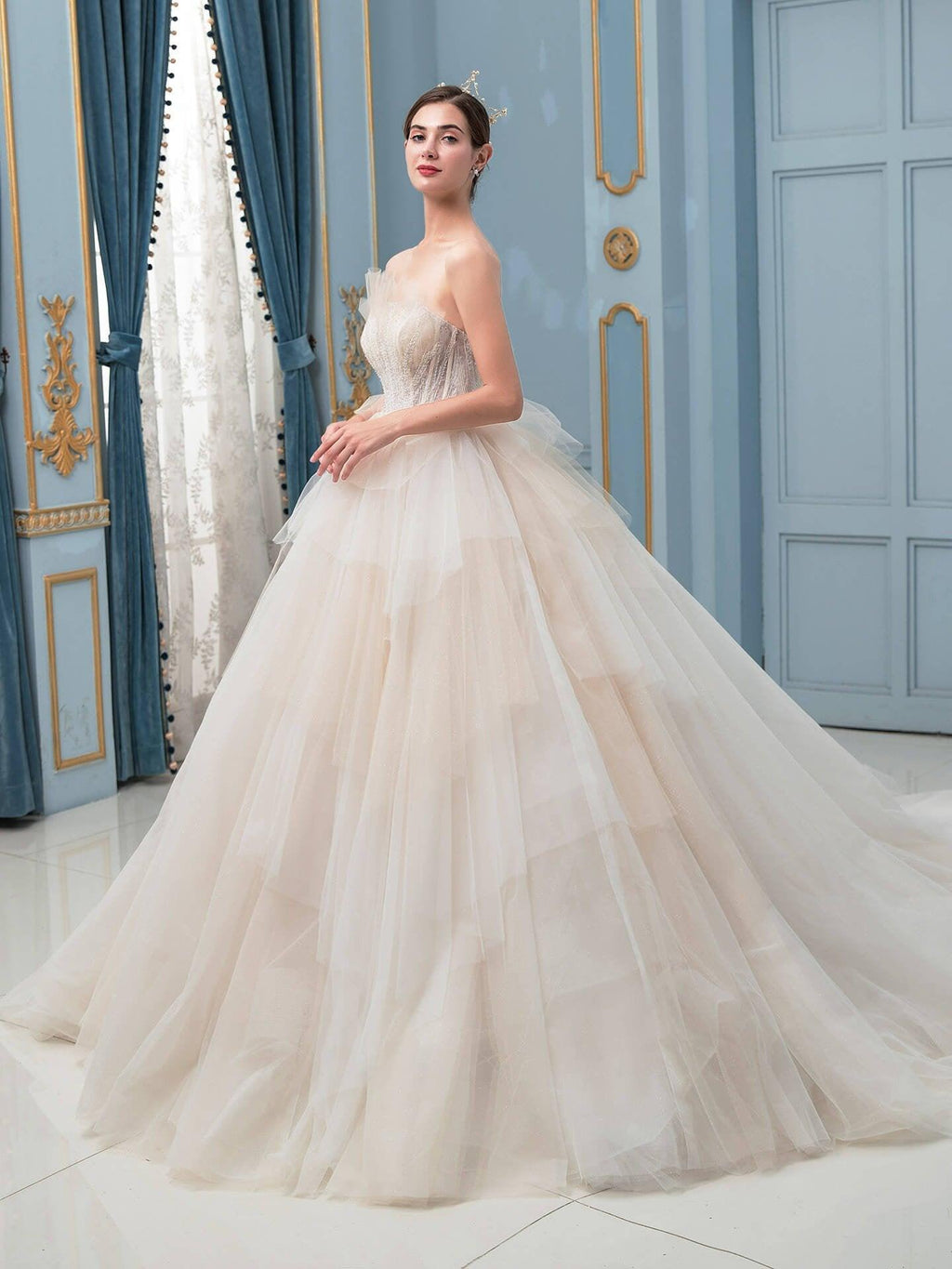 Vestidos de novia de tul con cuentas y corte en A, sin mangas, largo hasta el suelo y con cola 