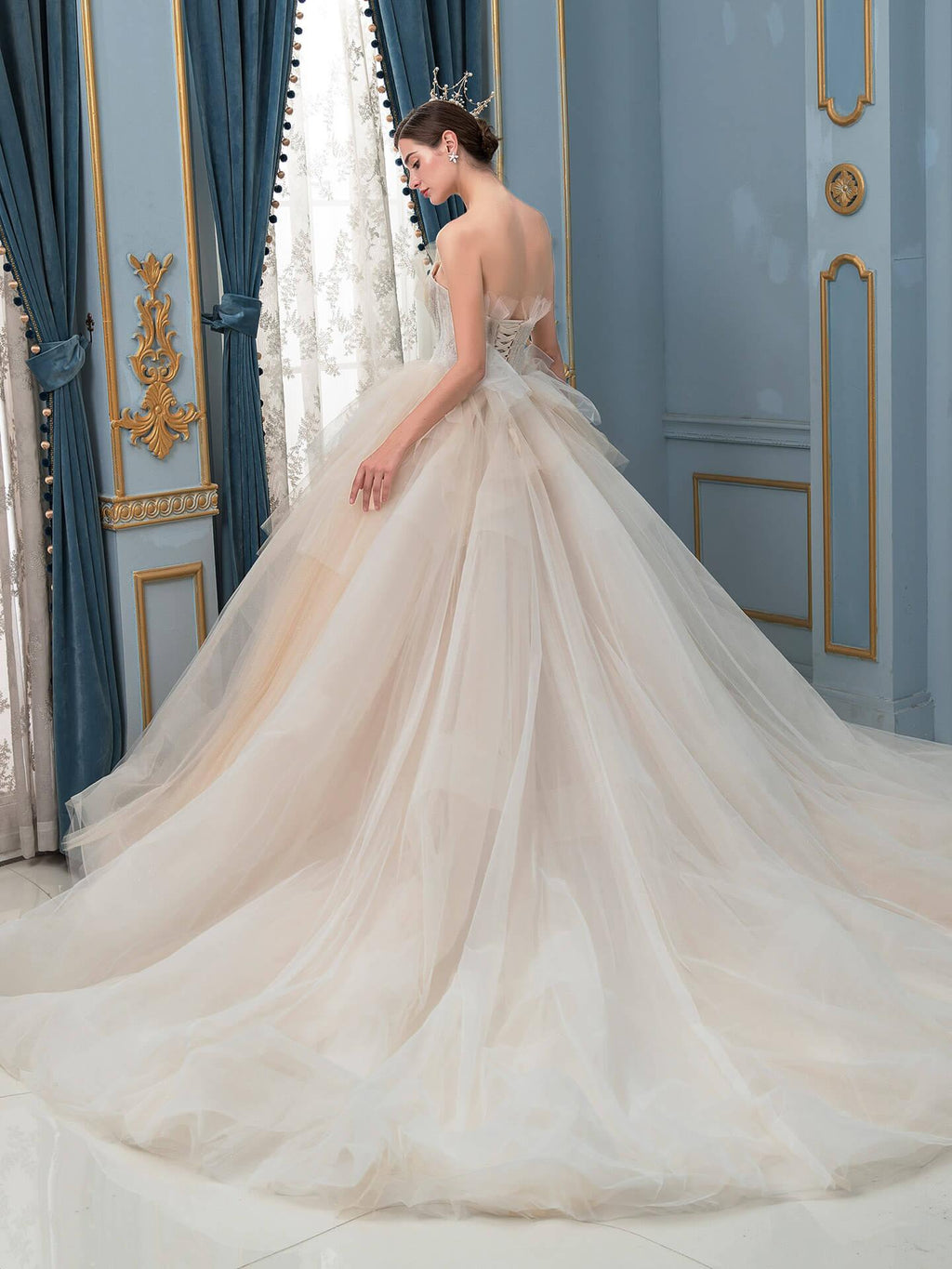 Vestidos de novia de tul con cuentas y corte en A, sin mangas, largo hasta el suelo y con cola 