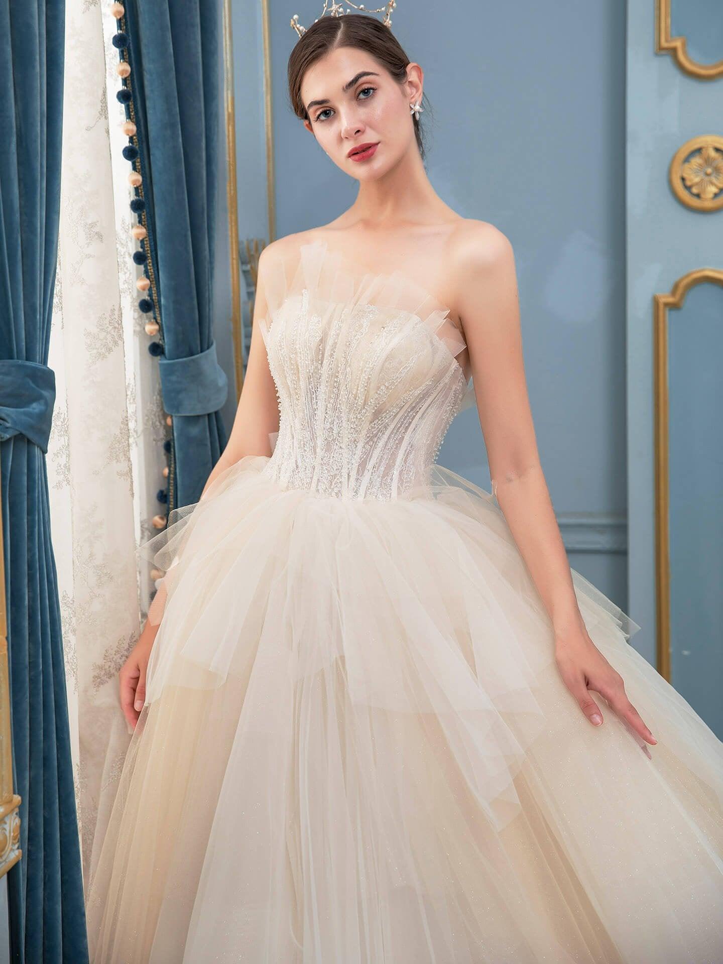 Vestidos de novia de tul con cuentas y corte en A, sin mangas, largo hasta el suelo y con cola 