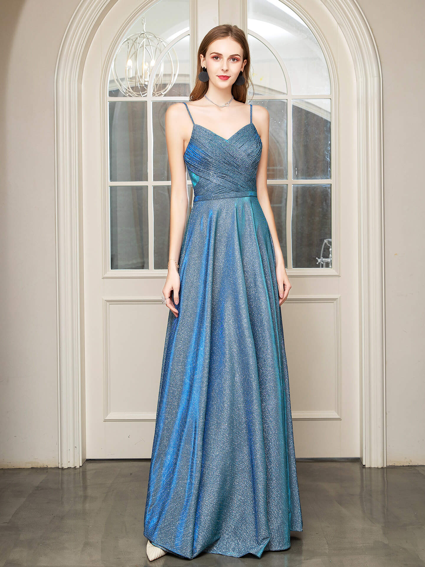 Vestidos de noche formales de corte A, con tirantes finos, sin mangas y largos hasta el suelo. 
