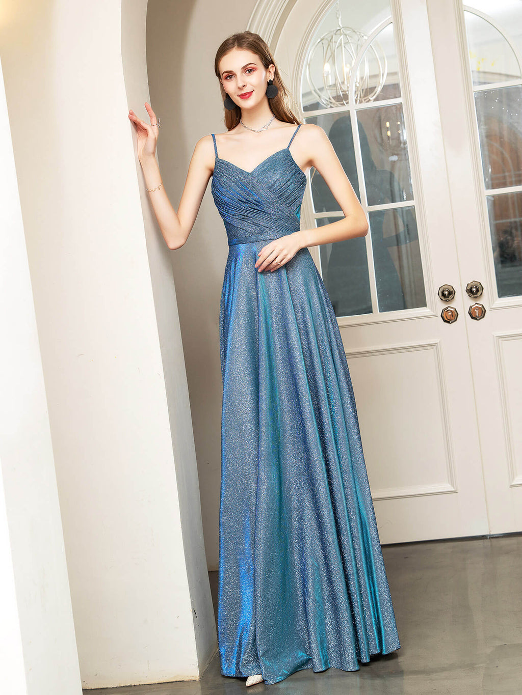 Vestidos de noche formales de corte A, con tirantes finos, sin mangas y largos hasta el suelo. 