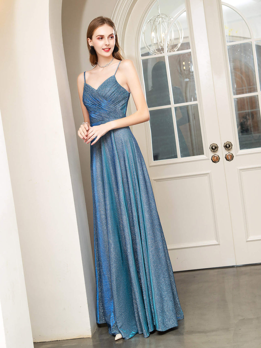 Vestidos de noche formales de corte A, con tirantes finos, sin mangas y largos hasta el suelo. 