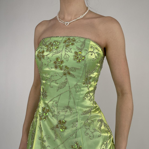 Robe de bal bustier verte en satin ornée de perles, coupe trapèze, Y8412