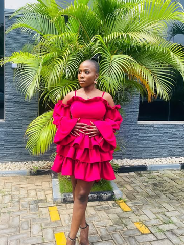 Robe de bal courte élégante en satin à épaules dénudées et à volants, modèle Y8265