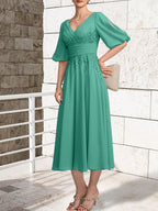 Vestido de novia de gasa de encaje, corte en A, escote en V y largo hasta la rodilla, con pliegues.