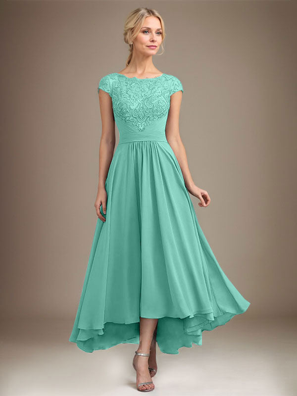 Vestido de novia de corte asimétrico, corte en A, escote ilusión, encaje y gasa con pliegues. 