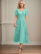 Vestido de novia de gasa de encaje, corte en A, escote en V y largo hasta la rodilla. 