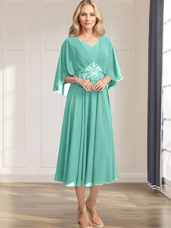 Robe de mariée trapèze en mousseline de soie, longueur thé, col en V, ornée de sequins plissés, d'appliques de dentelle et de perles. 