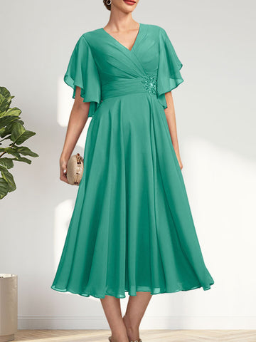 Vestido de corte A, escote en V, largo té, de gasa, para la madre de la novia, con plisados ​​y cuentas.