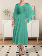 Vestido de corte A, escote en V, largo hasta la rodilla, de gasa, encaje, con lentejuelas y pedrería para la madre de la novia.