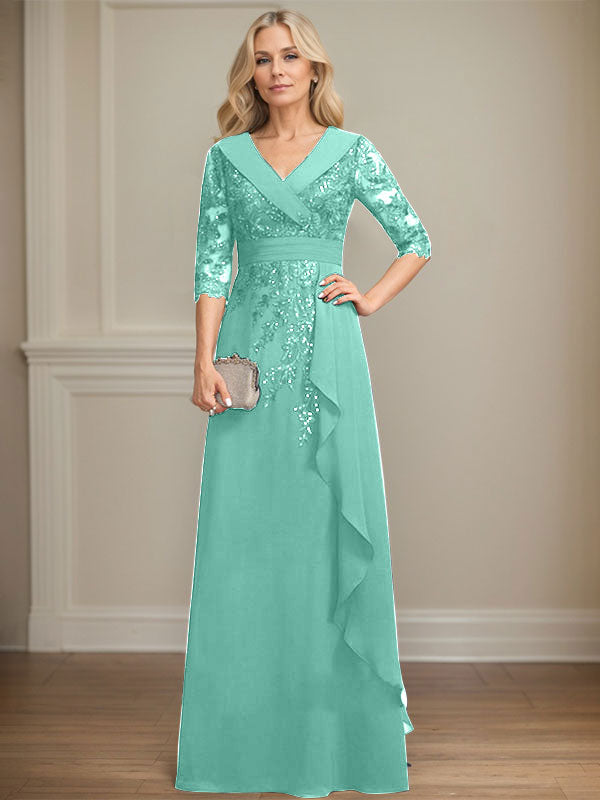 Vestido de novia de corte línea A, cuello en V, largo hasta el suelo, de encaje y gasa, con lentejuelas y volantes en cascada. 