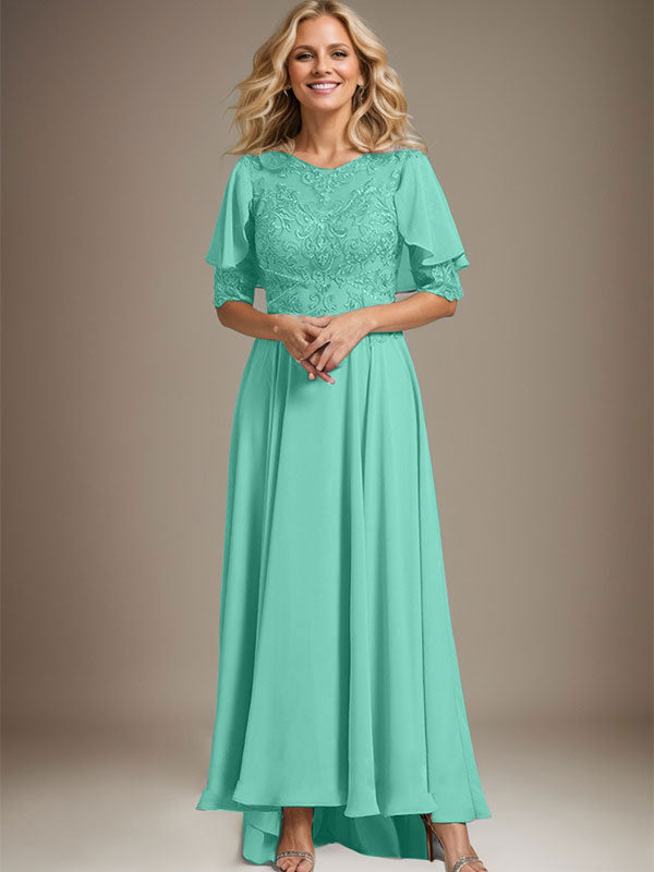 Vestido de novia asimétrico de gasa con encaje, corte en A, escote redondo y ilusión, con pedrería. 