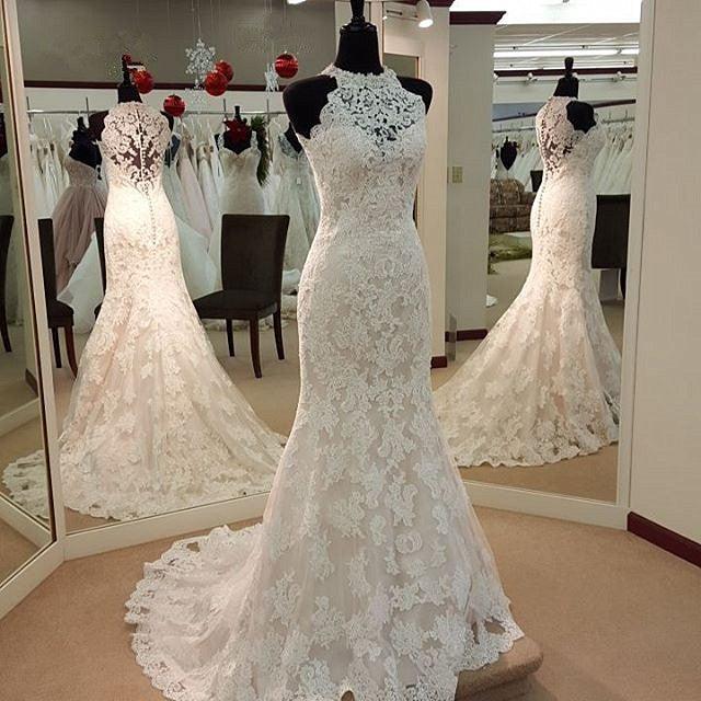 Robe de mariée sirène sans manches à col rond et applications de dentelle WD182