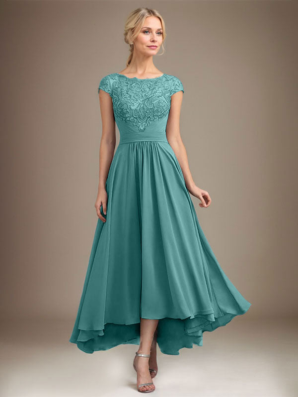 Vestido de novia de corte asimétrico, corte en A, escote ilusión, encaje y gasa con pliegues. 