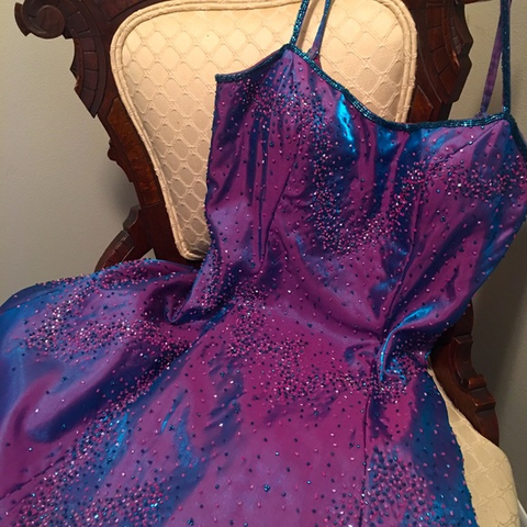 Precioso vestido de noche morado con cuentas, corte en A, tirantes finos, ideal para fiestas y graduaciones (Y7955)