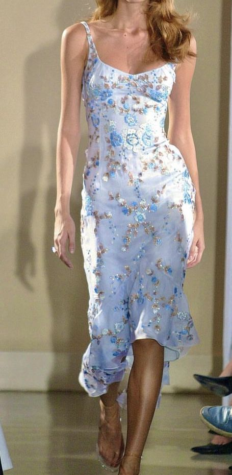 Elegante vestido de noche azul con tirantes finos y apliques de tul Y8440