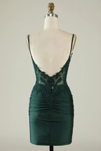 Vestido de fiesta verde oscuro ajustado con escote en V, plisado y con apliques Y2660