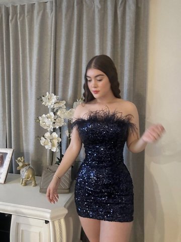 Robe courte bustier à sequins et plumes, modèle Y4602