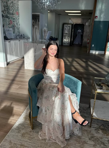 Vestido de noche de encaje con capas, corte en A, tirantes finos y abertura, modelo Y8262