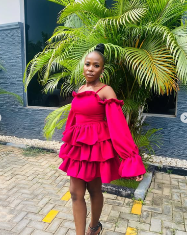 Robe de bal courte élégante en satin à épaules dénudées et à volants, modèle Y8265