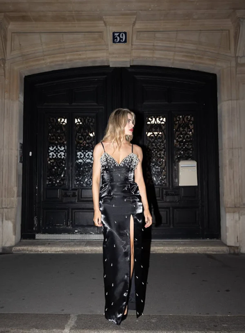 Vestido de fiesta negro satinado con cuentas, abertura, tirantes finos, corte recto, modelo Y8229