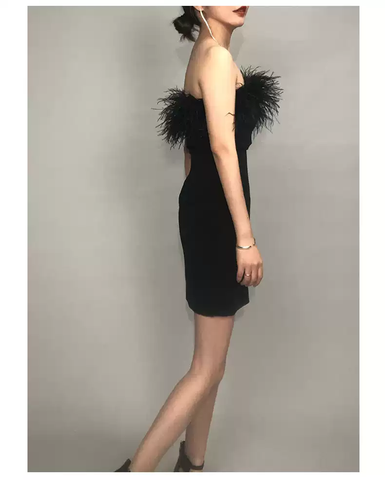 Vestido ajustado negro corto de fiesta de bienvenida con hombros descubiertos y escote con plumas para mujer Y1356