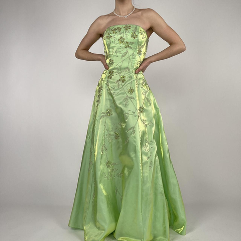 Robe de bal bustier verte en satin ornée de perles, coupe trapèze, Y8412