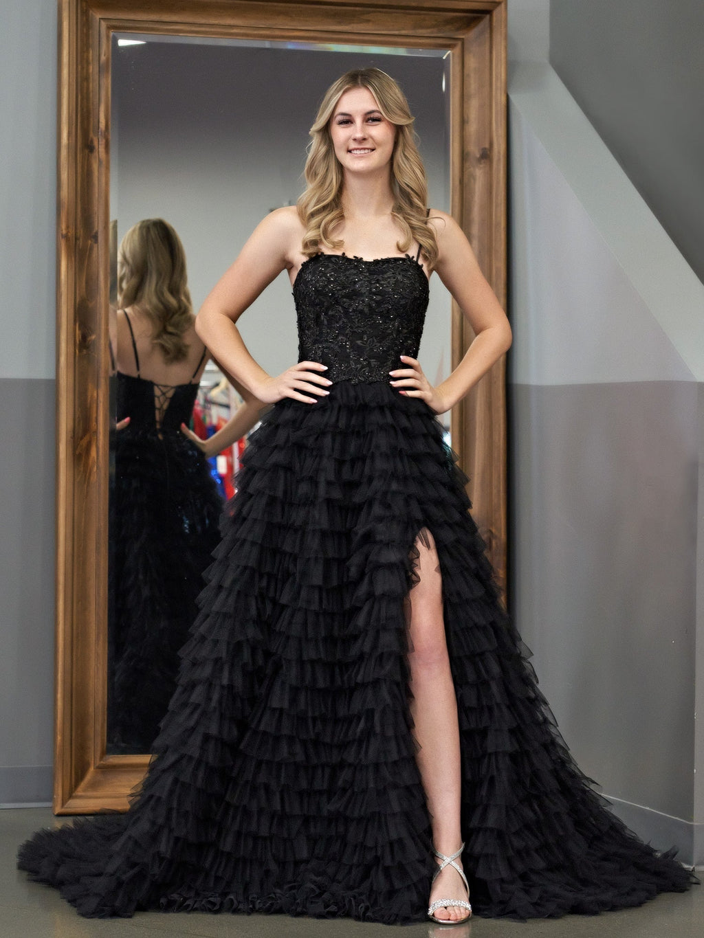 Vestido largo de fiesta de tul con lentejuelas y falda escalonada en línea A
