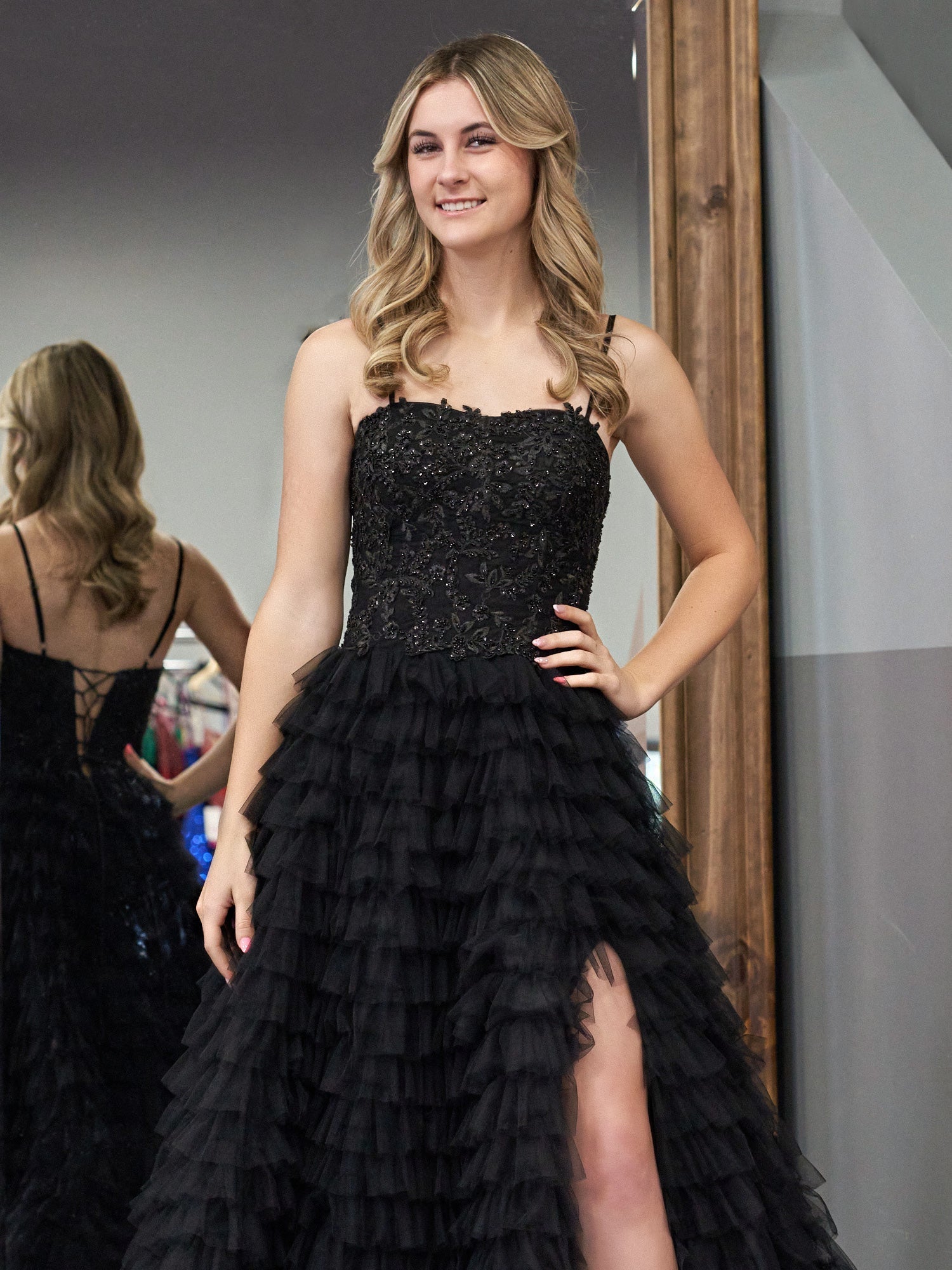 Vestido largo de fiesta de tul con lentejuelas y falda escalonada en línea A