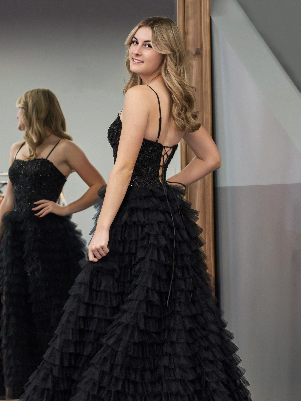 Vestido largo de fiesta de tul con lentejuelas y falda escalonada en línea A