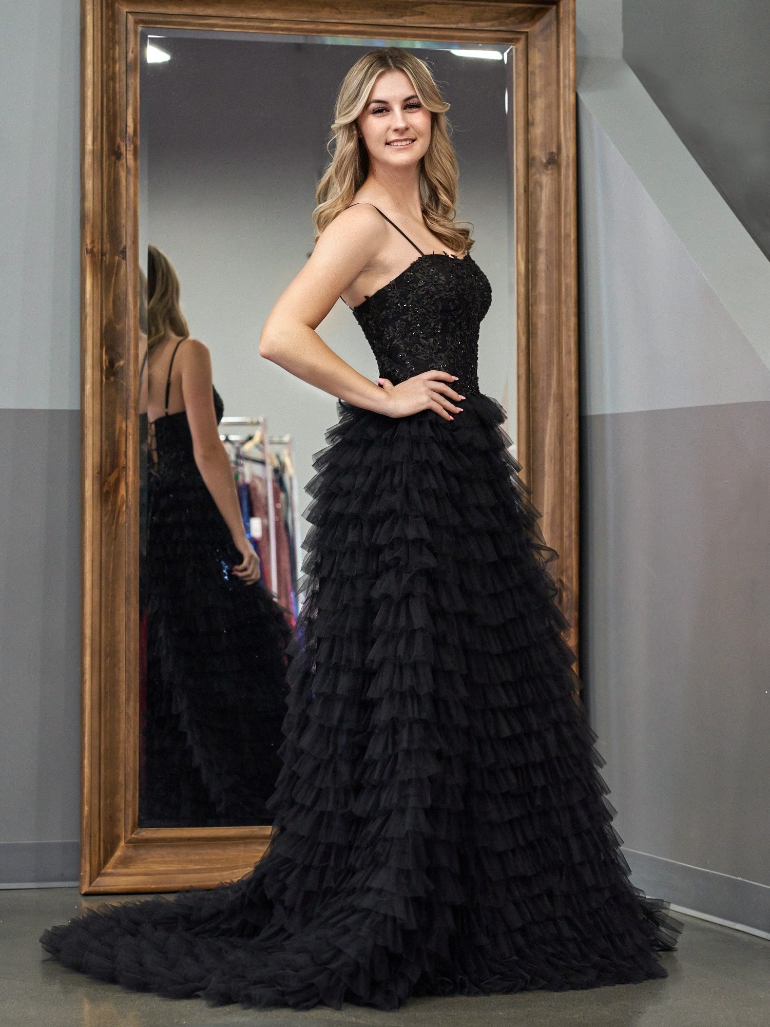 Vestido largo de fiesta de tul con lentejuelas y falda escalonada en línea A