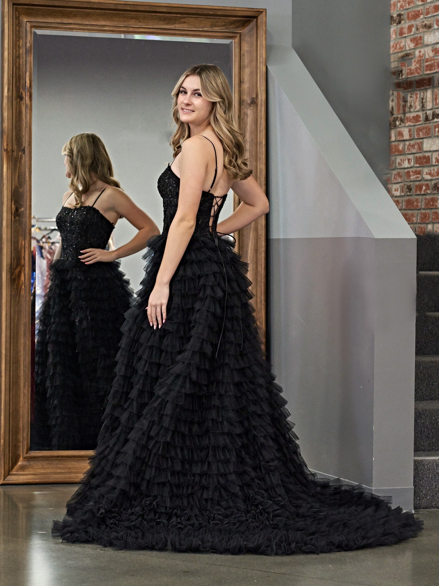Vestido largo de fiesta de tul con lentejuelas y falda escalonada en línea A