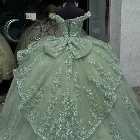 Vestido de quinceañera de lujo color verde menta con hombros descubiertos, apliques de tul, pedrería y lazo escalonado, modelo Y8125