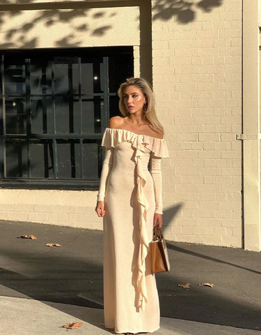 Elegante vestido largo de fiesta color crema con hombros descubiertos, volantes y abertura lateral Y7975