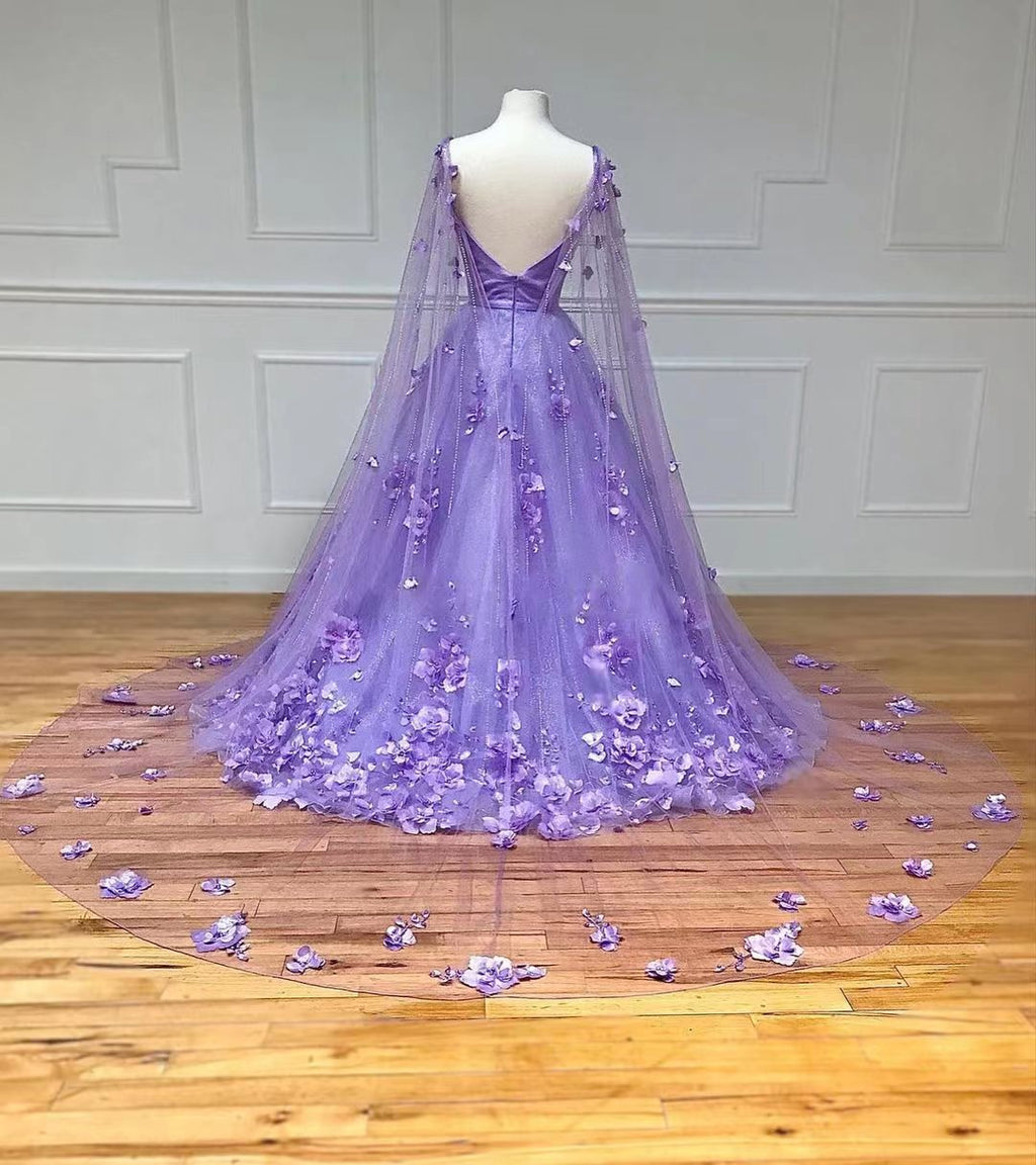 Robe de bal trapèze en dentelle florale avec manches cape 
