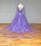 Robe de bal trapèze en dentelle florale avec manches cape 