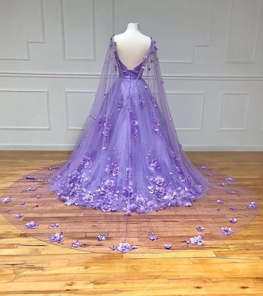 Robe de bal trapèze en dentelle florale avec manches cape 