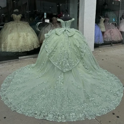 Vestido de quinceañera de lujo color verde menta con hombros descubiertos, apliques de tul, pedrería y lazo escalonado, modelo Y8125