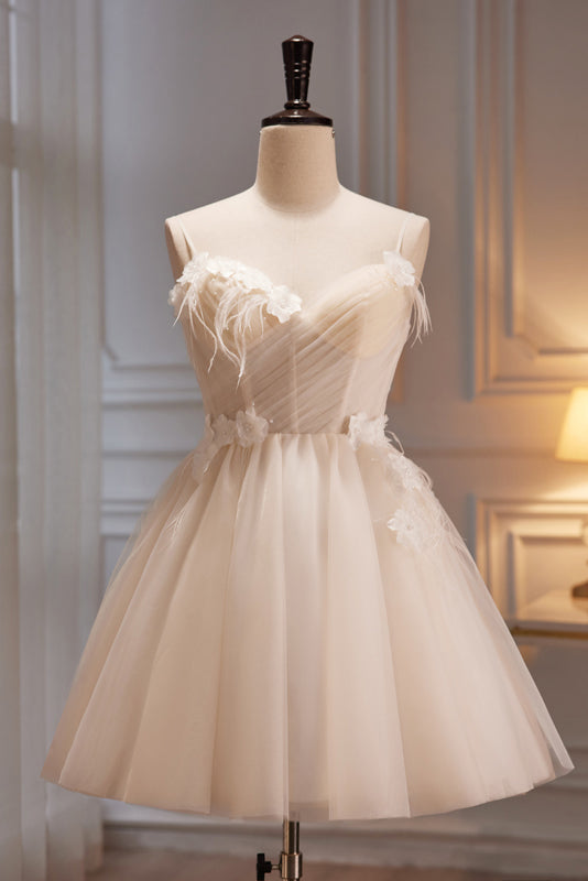 Vestidos cortos de fiesta de bienvenida con tirantes finos y escote corazón en línea A y tul.