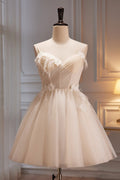 Vestidos cortos de fiesta de bienvenida con tirantes finos y escote corazón en línea A y tul.