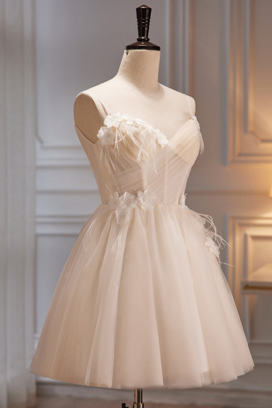 Vestidos cortos de fiesta de bienvenida con tirantes finos y escote corazón en línea A y tul.