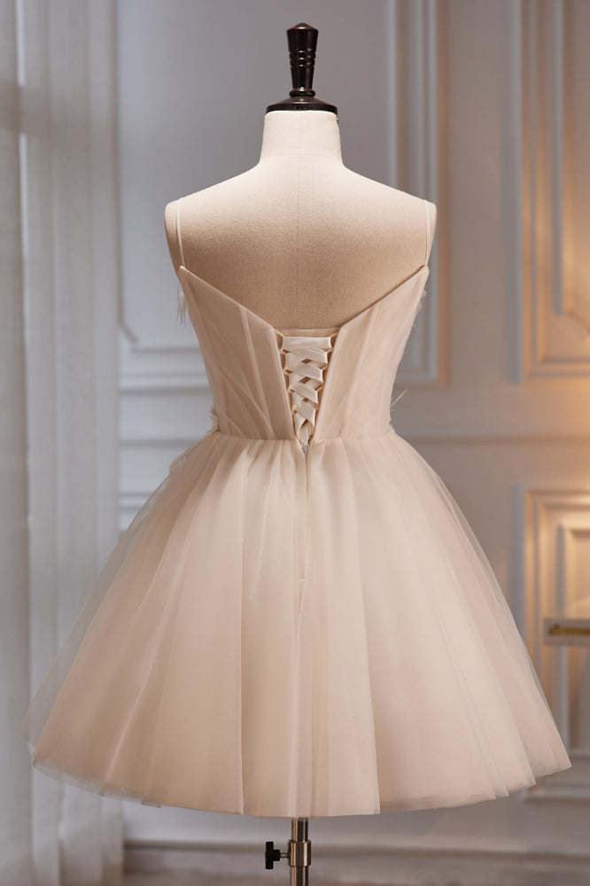 Vestidos cortos de fiesta de bienvenida con tirantes finos y escote corazón en línea A y tul.