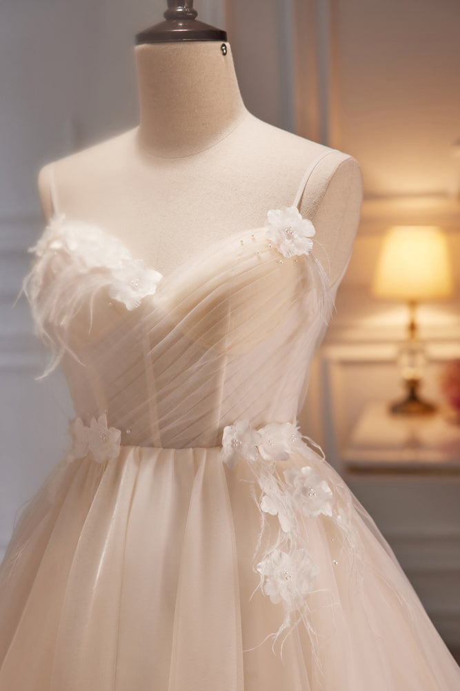 Vestidos cortos de fiesta de bienvenida con tirantes finos y escote corazón en línea A y tul.