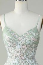 Vestido de fiesta color verde salvia con tirantes finos y espalda cruzada Y2925