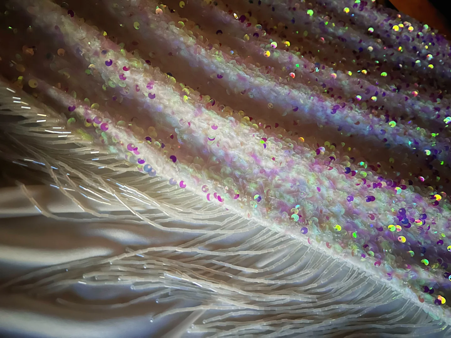 Vestido de fiesta blanco brillante con tirantes finos, lentejuelas, corte sirena, abertura y borlas Y8648