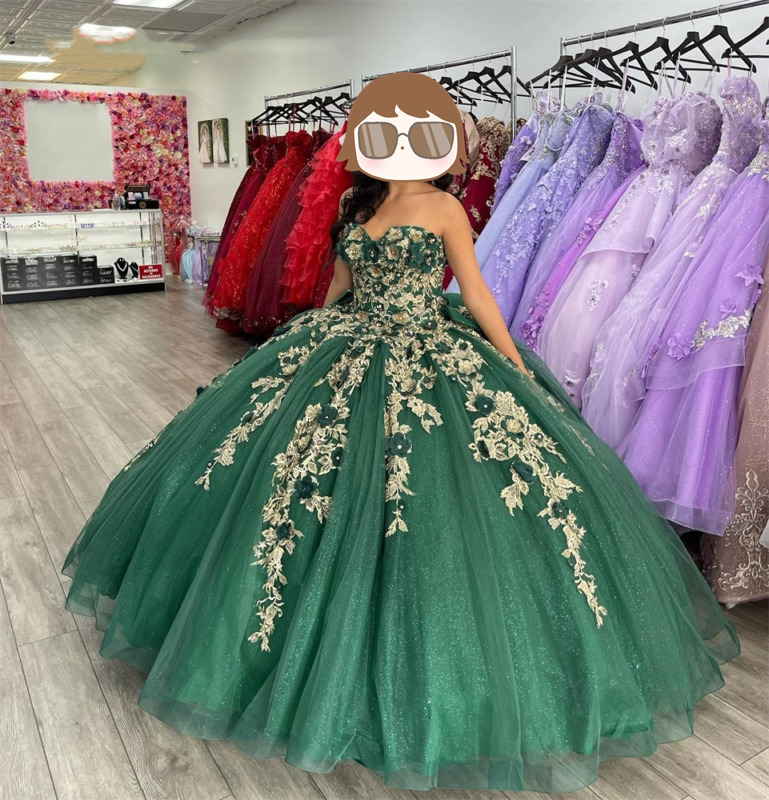 Vestido de quinceañera verde con estampado de corazón, ideal para cumpleaños y graduación. Incluye flores 3D. Modelo Y4437.