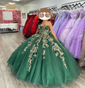 Vestido de quinceañera verde con estampado de corazón, ideal para cumpleaños y graduación. Incluye flores 3D. Modelo Y4437.